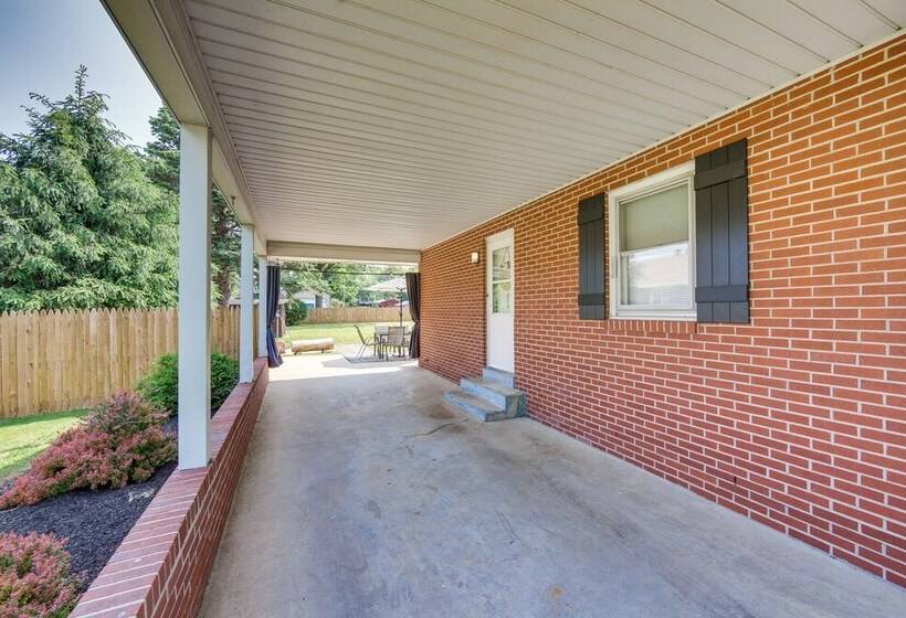 Marietta Home W/ Private Hot Tub, Pool Table!