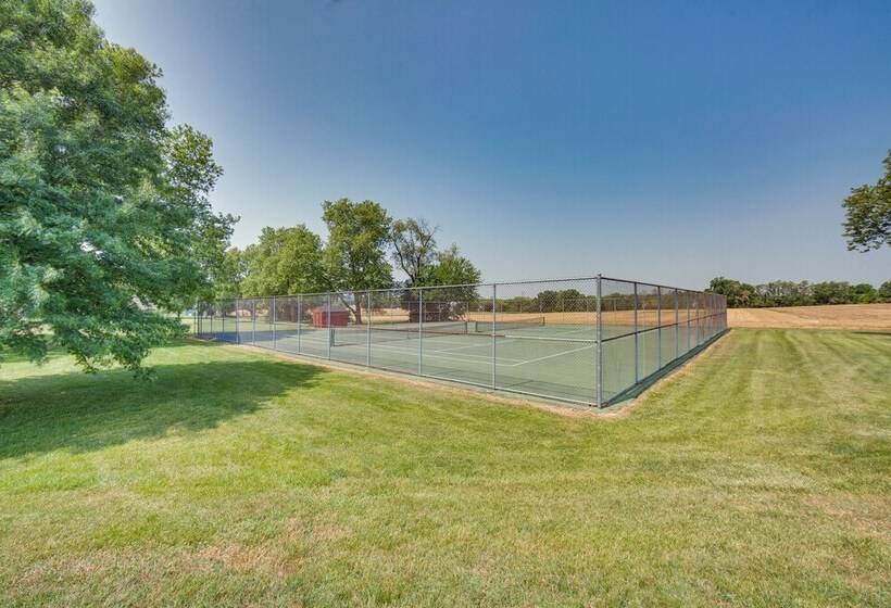 Marietta Home W/ Private Hot Tub, Pool Table!