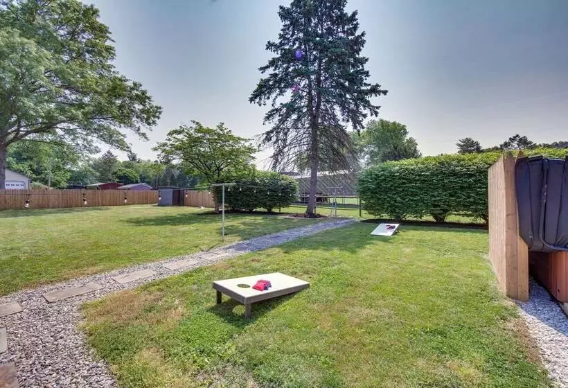 Marietta Home W/ Private Hot Tub, Pool Table!