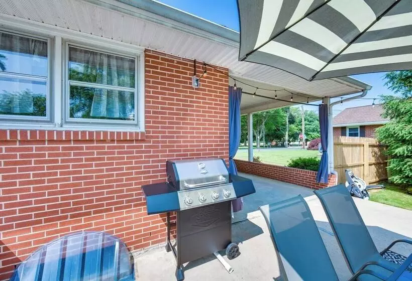 Marietta Home W/ Private Hot Tub, Pool Table!