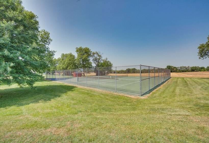 Marietta Home W/ Private Hot Tub, Pool Table!