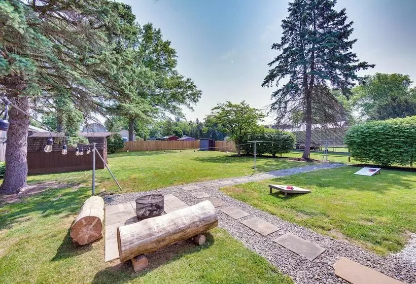 Marietta Home W/ Private Hot Tub, Pool Table!