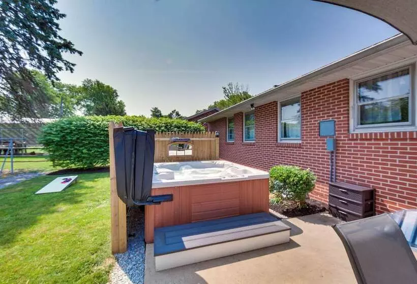 Marietta Home W/ Private Hot Tub, Pool Table!