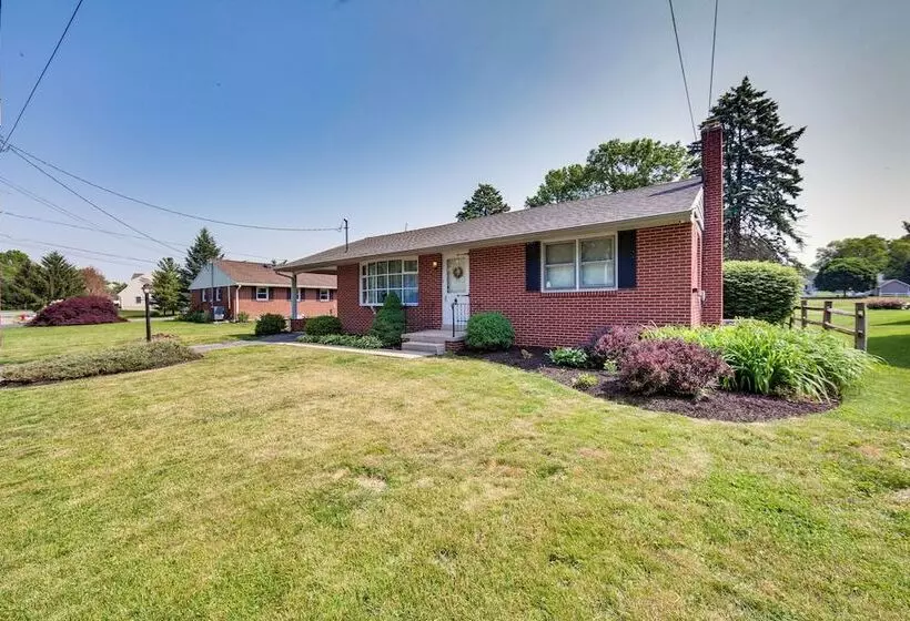 Marietta Home W/ Private Hot Tub, Pool Table!