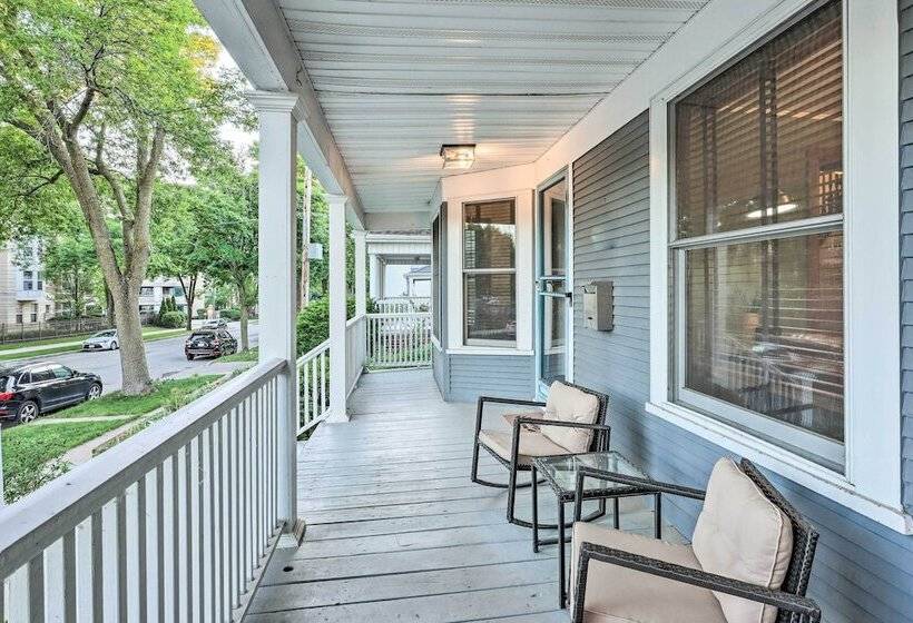 Milwaukee Home < Half Mi To Lake Michigan!