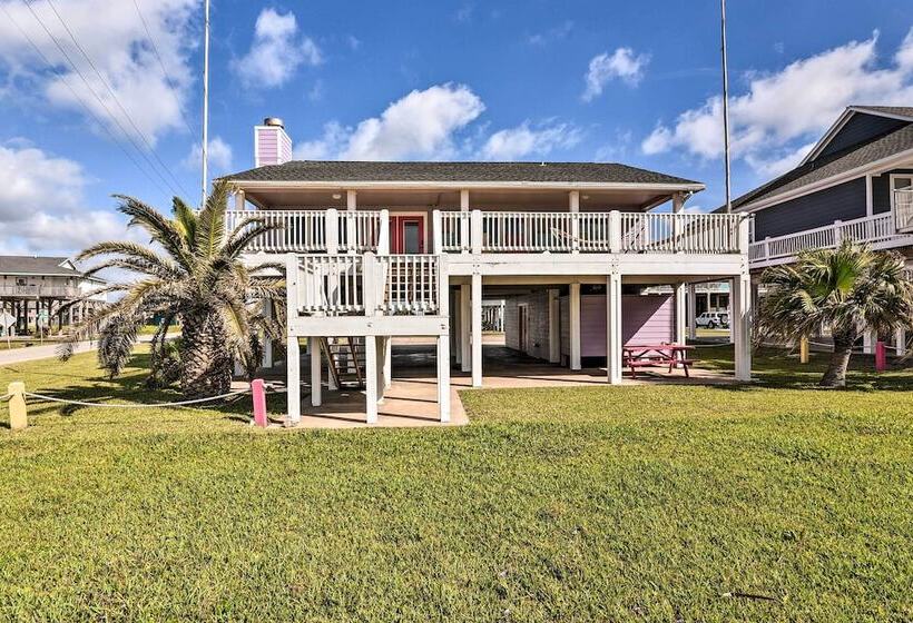 Walk To Ocean: Coastal Home In Crystal Beach!