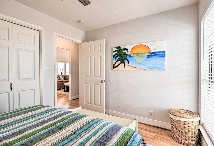 Walk To Ocean: Coastal Home In Crystal Beach!