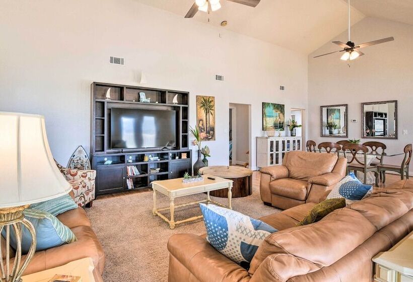 Walk To Ocean: Coastal Home In Crystal Beach!