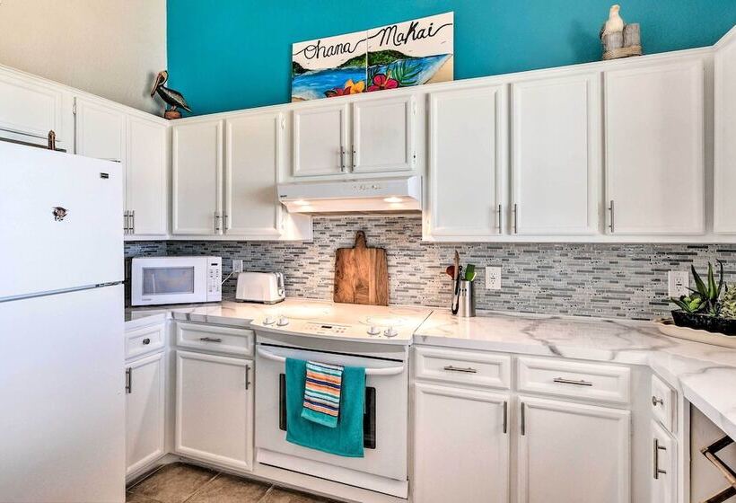 Walk To Ocean: Coastal Home In Crystal Beach!