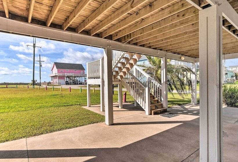 Walk To Ocean: Coastal Home In Crystal Beach!