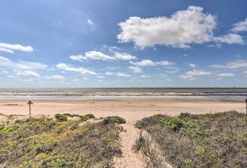 Walk To Ocean: Coastal Home In Crystal Beach!