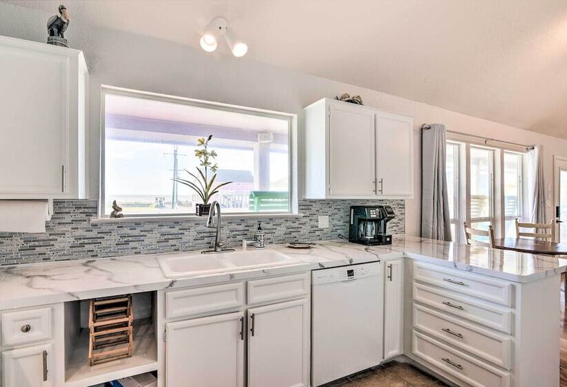 Walk To Ocean: Coastal Home In Crystal Beach!