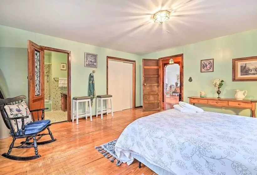 Old Time Catskill Mtn Retreat, Handcrafted Cabin!