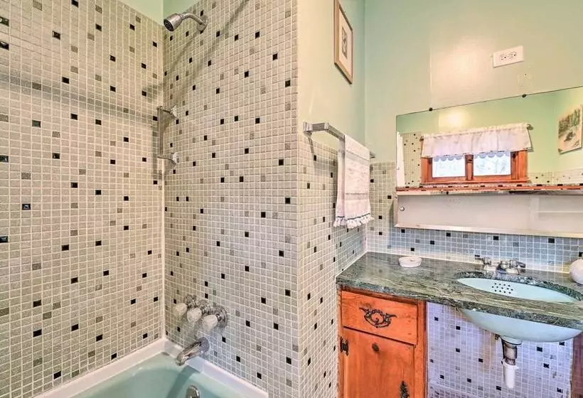 Old Time Catskill Mtn Retreat, Handcrafted Cabin!