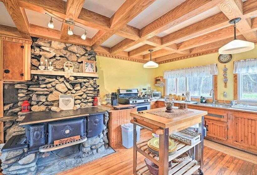 Old Time Catskill Mtn Retreat, Handcrafted Cabin!