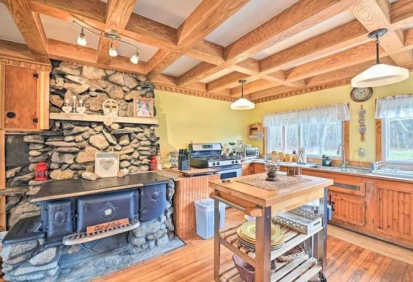 Old Time Catskill Mtn Retreat, Handcrafted Cabin!