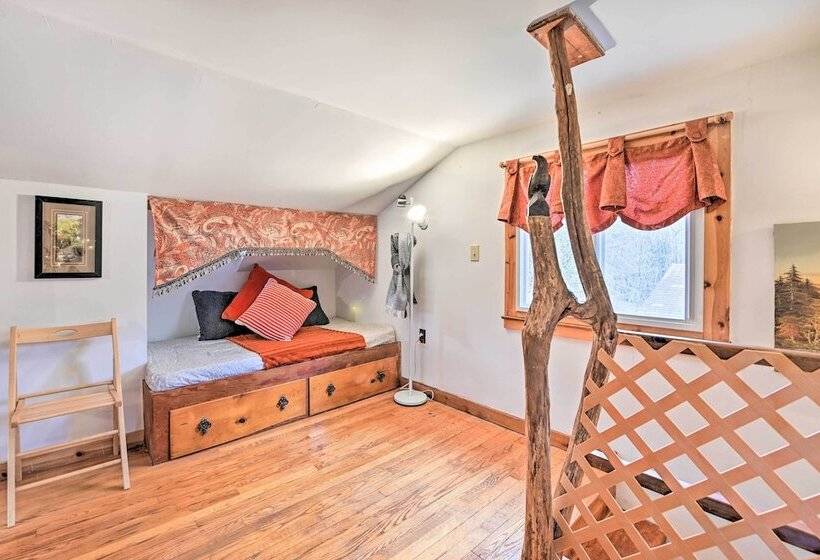 Old Time Catskill Mtn Retreat, Handcrafted Cabin!