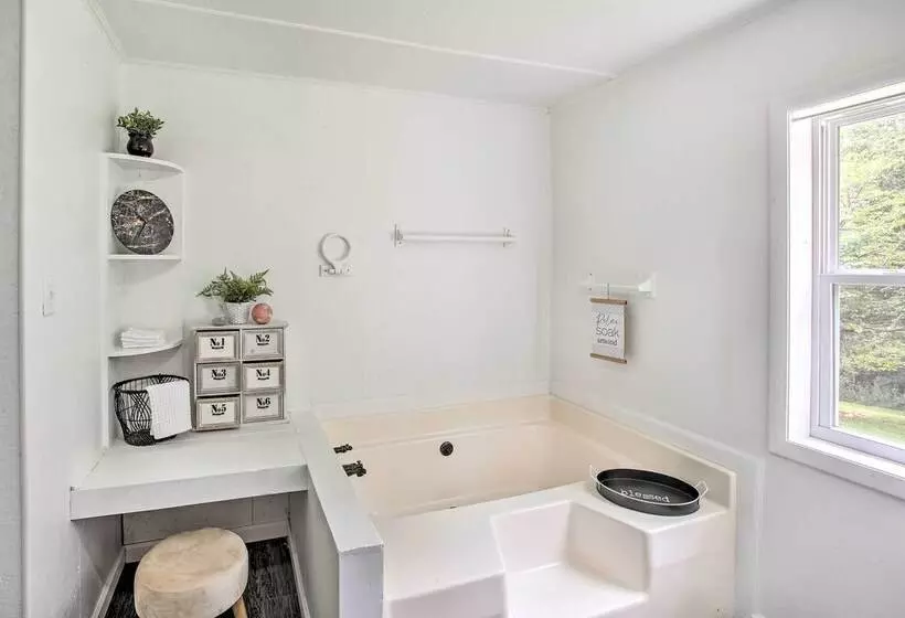 Peaceful Gainesboro Retreat W/ Deck & Yard!