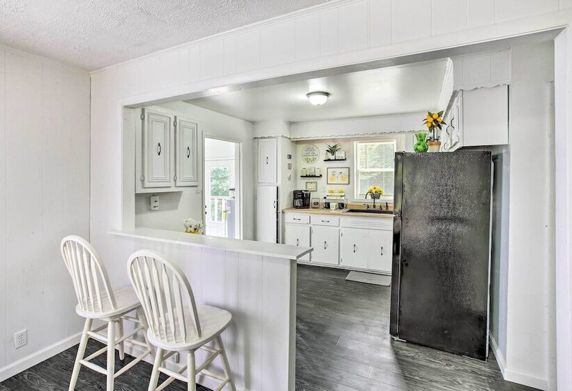 Peaceful Gainesboro Retreat W/ Deck & Yard!