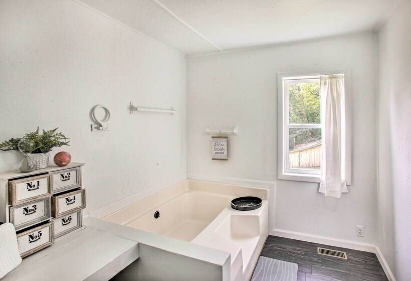 Peaceful Gainesboro Retreat W/ Deck & Yard!