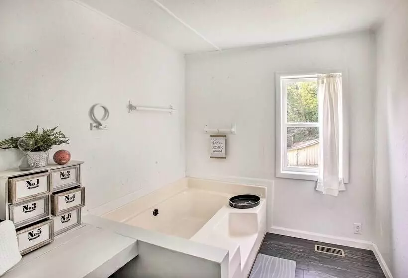 Peaceful Gainesboro Retreat W/ Deck & Yard!