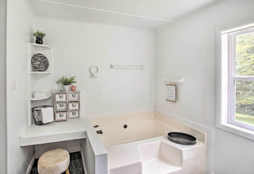 Peaceful Gainesboro Retreat W/ Deck & Yard!