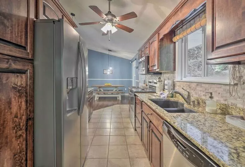 Peaceful Sevierville Home W/ Private Hot Tub!