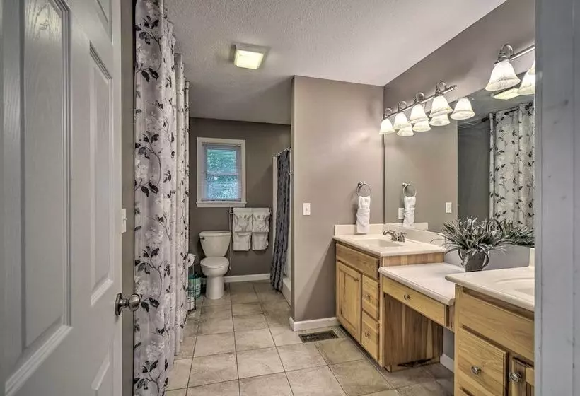 Peaceful Sevierville Home W/ Private Hot Tub!