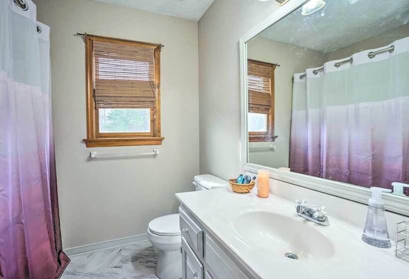 Richmond Area Home W/ Game Room & Patio!