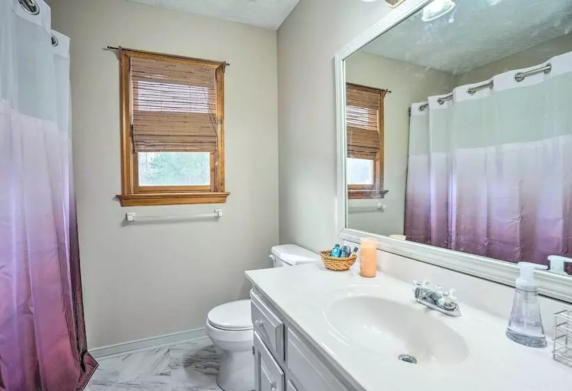 Richmond Area Home W/ Game Room & Patio!