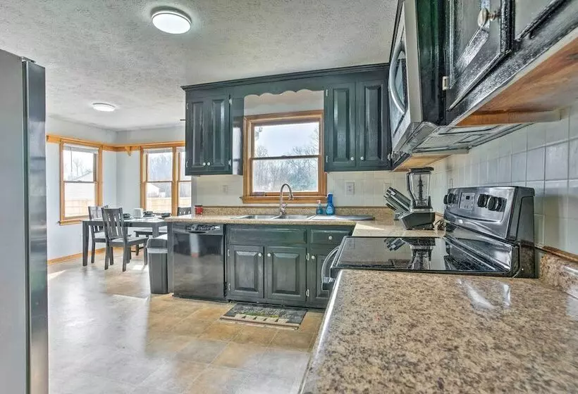 Richmond Area Home W/ Game Room & Patio!