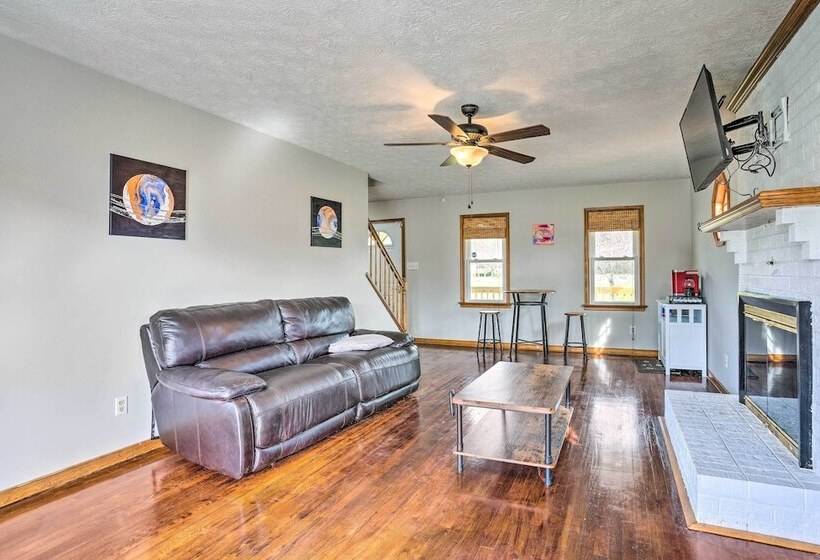 Richmond Area Home W/ Game Room & Patio!