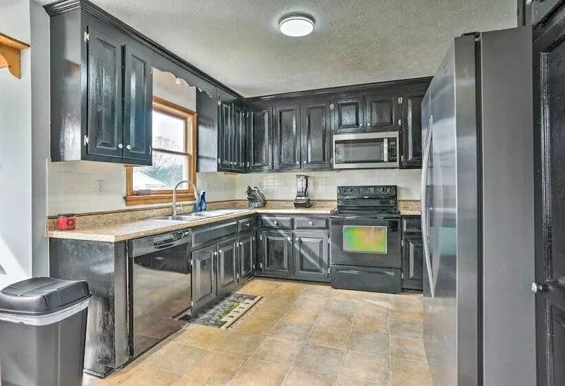 Richmond Area Home W/ Game Room & Patio!