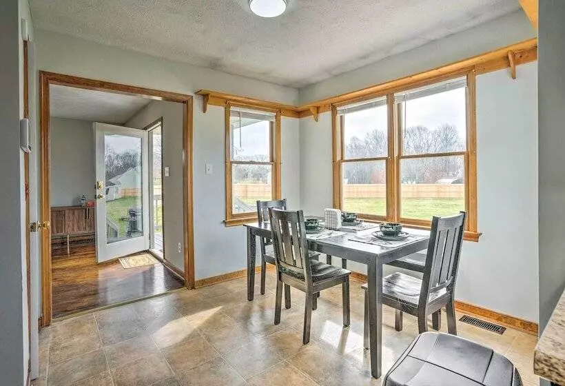 Richmond Area Home W/ Game Room & Patio!