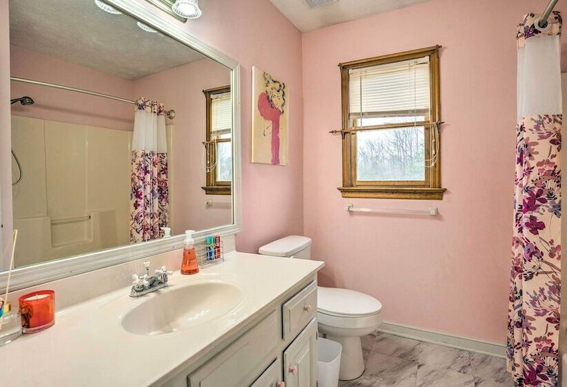 Richmond Area Home W/ Game Room & Patio!