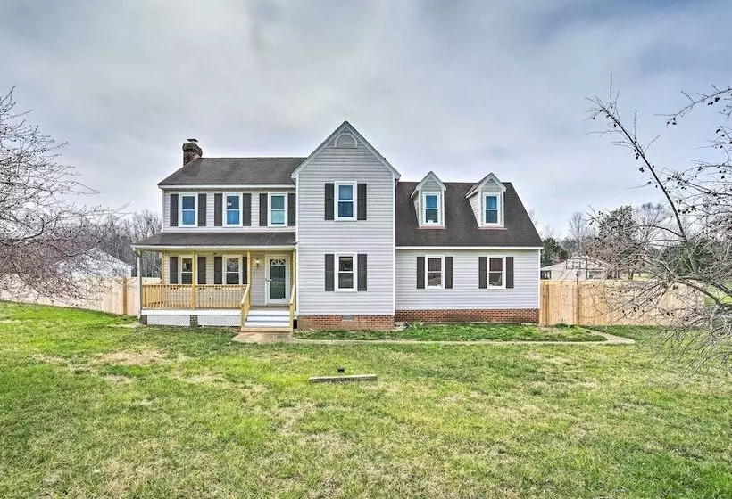 Richmond Area Home W/ Game Room & Patio!