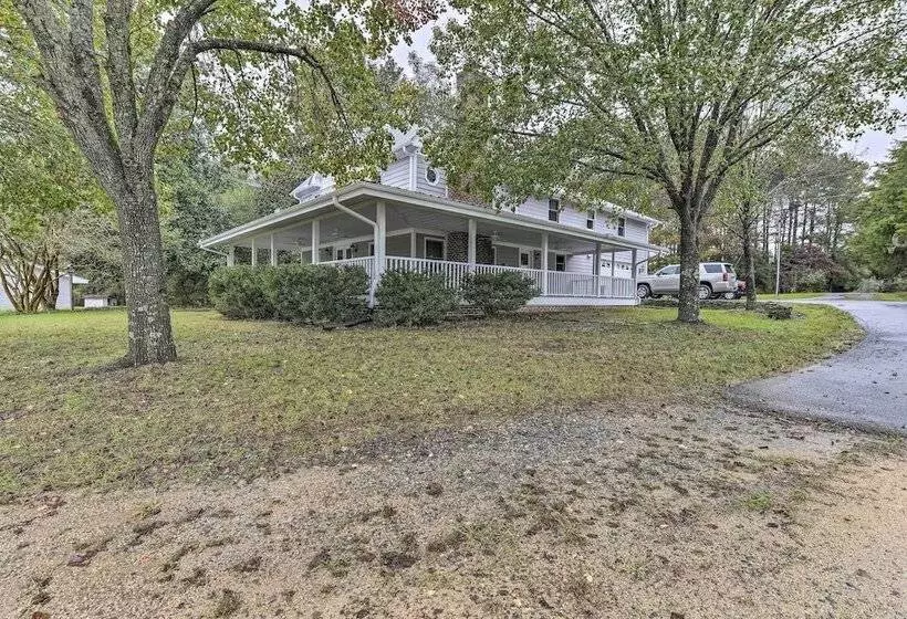 Remodeled Pittsboro Farmhouse Sitting On 220 Acres