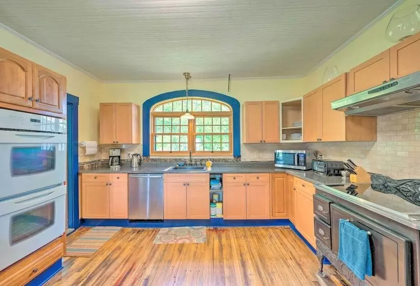 Rustic & Historic Guildhall Farmhouse W/ Fire Pit!