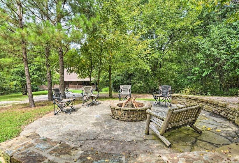 Secluded Northwest Arkansas Cabin: Fire Pit & Deck