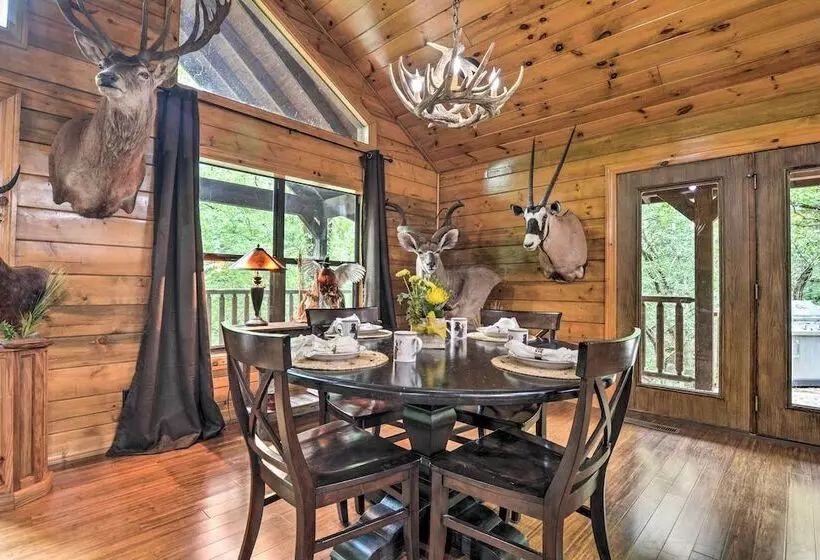 Secluded Northwest Arkansas Cabin: Fire Pit & Deck