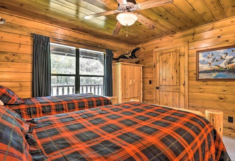 Secluded Northwest Arkansas Cabin: Fire Pit & Deck