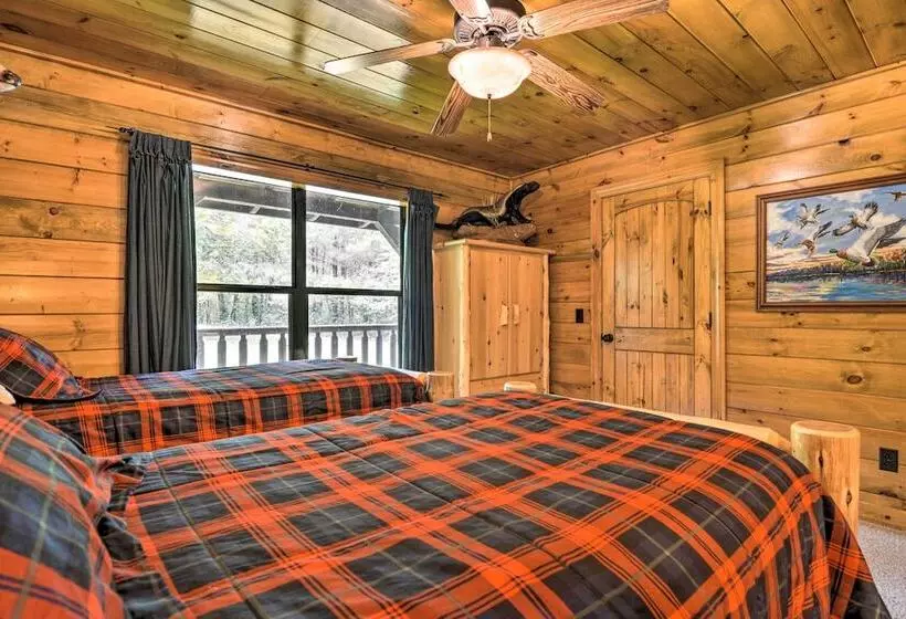 Secluded Northwest Arkansas Cabin: Fire Pit & Deck