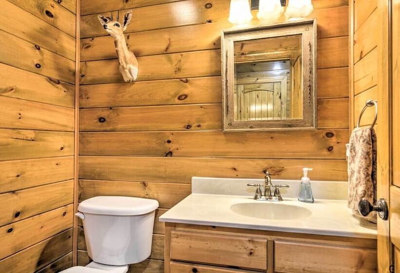 Secluded Northwest Arkansas Cabin: Fire Pit & Deck