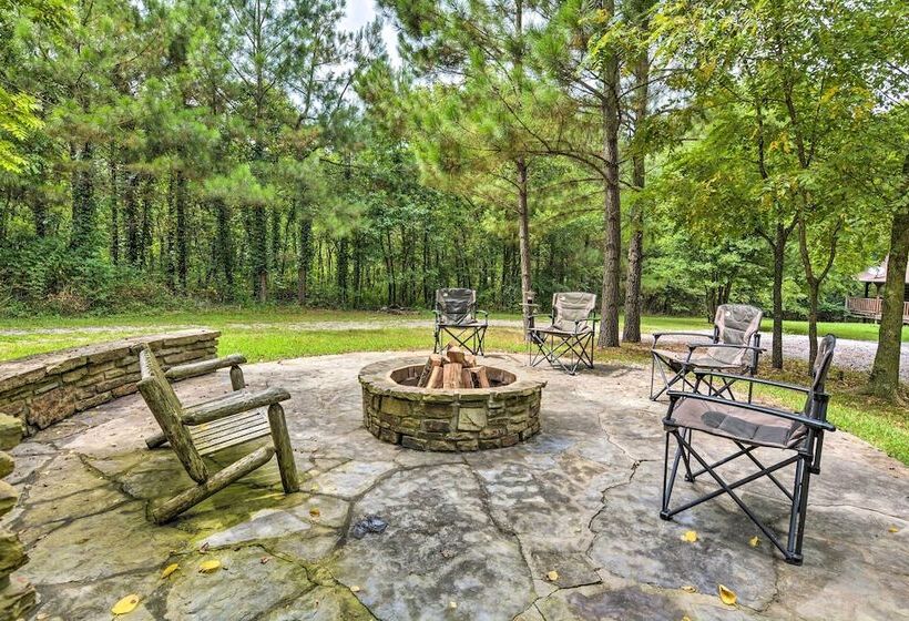 Secluded Northwest Arkansas Cabin: Fire Pit & Deck