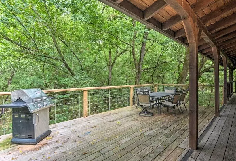 Secluded Northwest Arkansas Cabin: Fire Pit & Deck