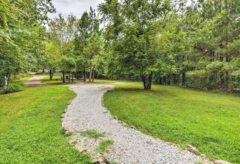 Secluded Northwest Arkansas Cabin: Fire Pit & Deck