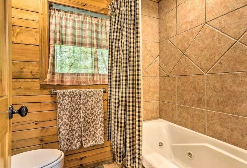 Secluded Northwest Arkansas Cabin: Fire Pit & Deck