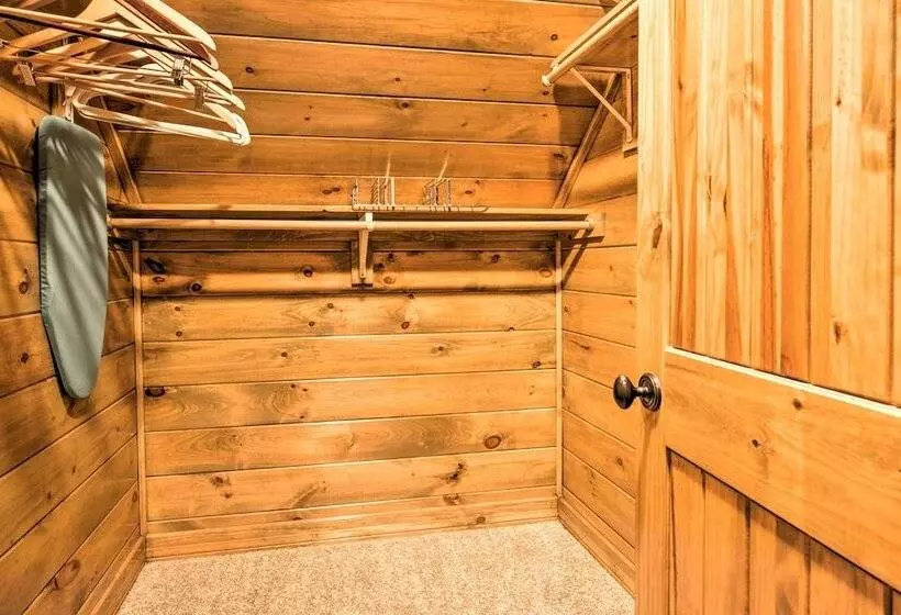 Secluded Northwest Arkansas Cabin: Fire Pit & Deck