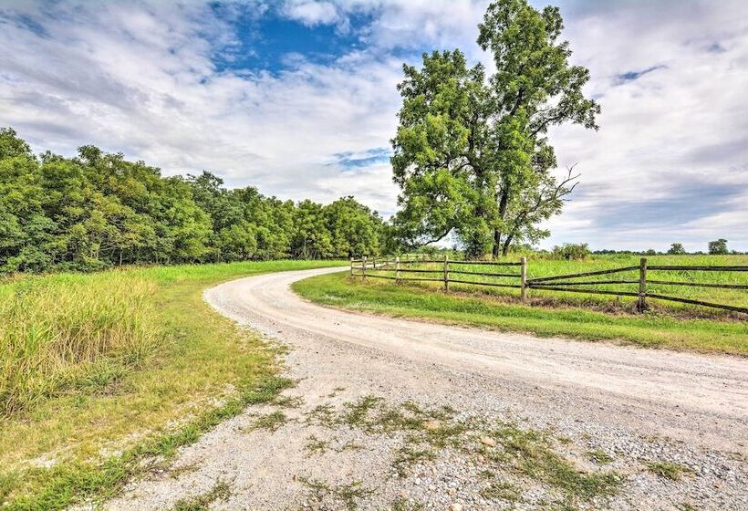 Secluded Northwest Arkansas Cabin: Fire Pit & Deck