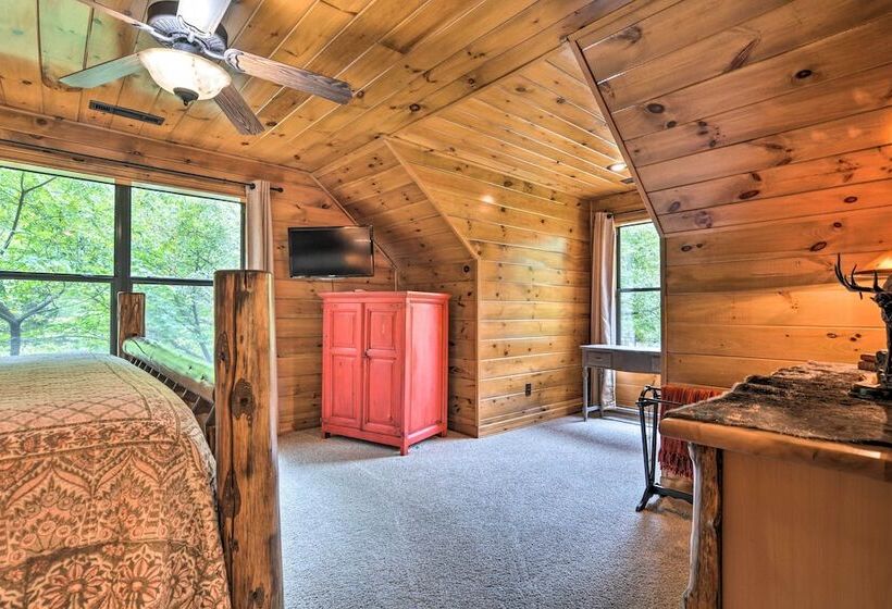 Secluded Northwest Arkansas Cabin: Fire Pit & Deck